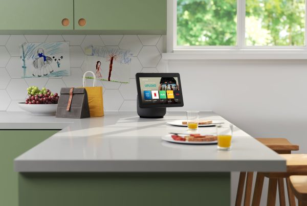 Ein Smart Display Speaker steht auf einer Kücheninsel